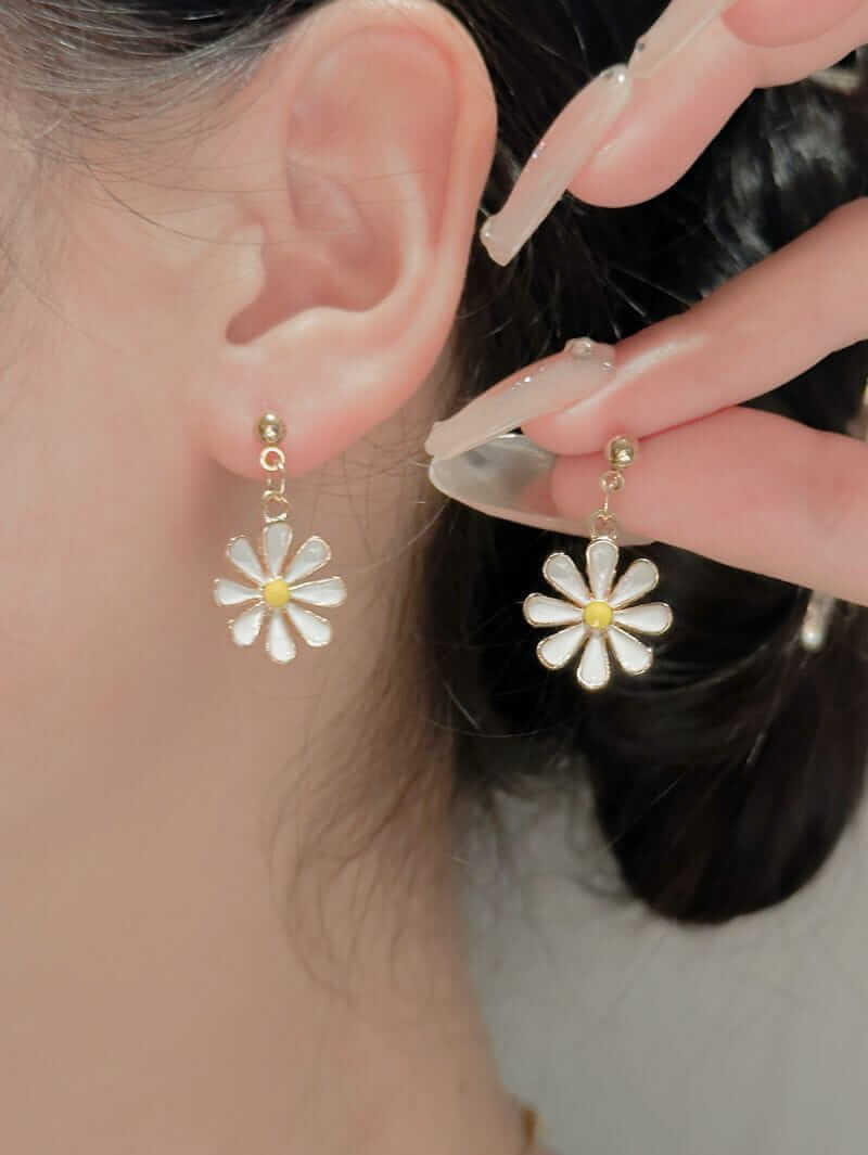 Earrings with white flowers and daisies in gold