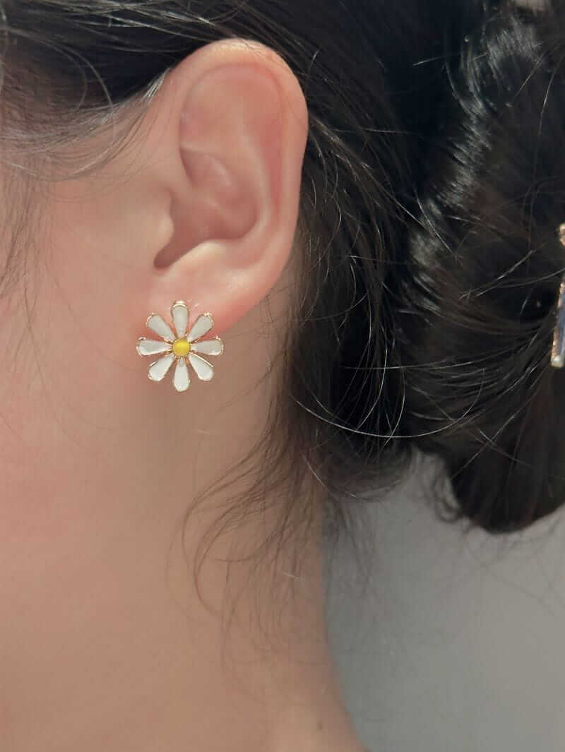 Earrings with white flowers and daisies in gold