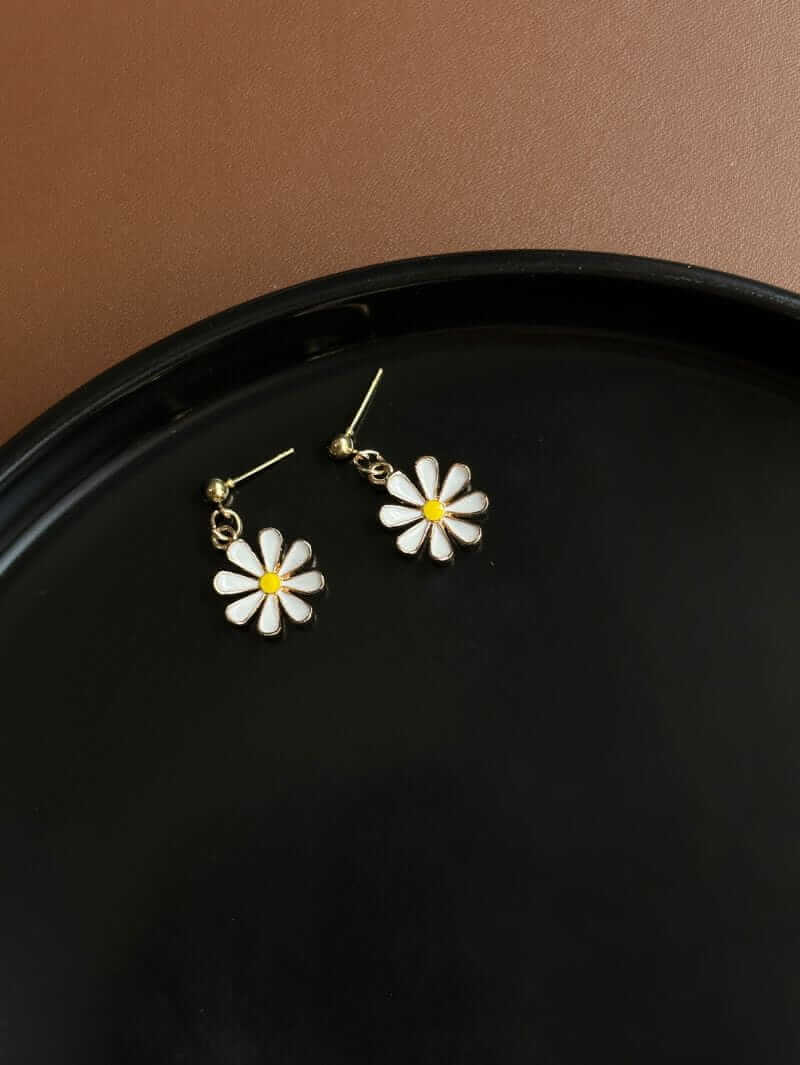 Earrings with white flowers and daisies in gold