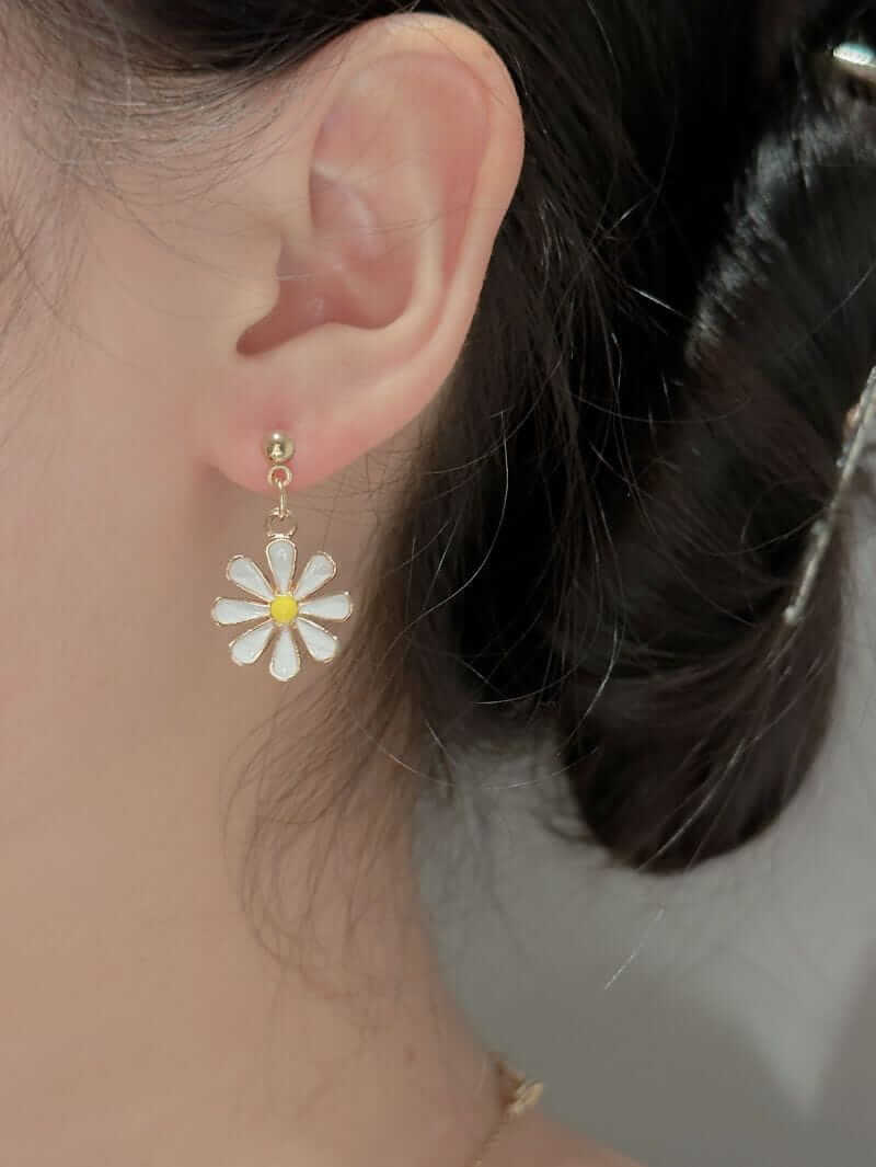 Earrings with white flowers and daisies in gold