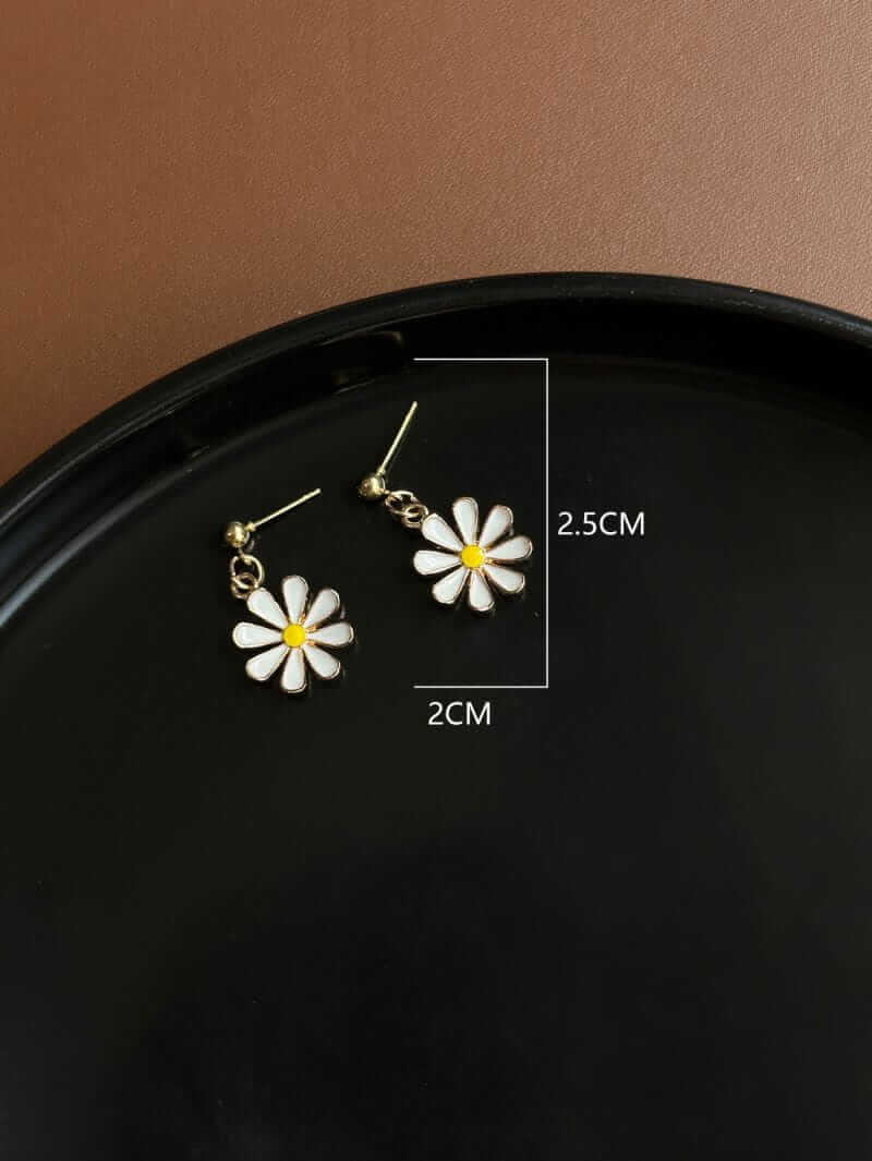 Earrings with white flowers and daisies in gold