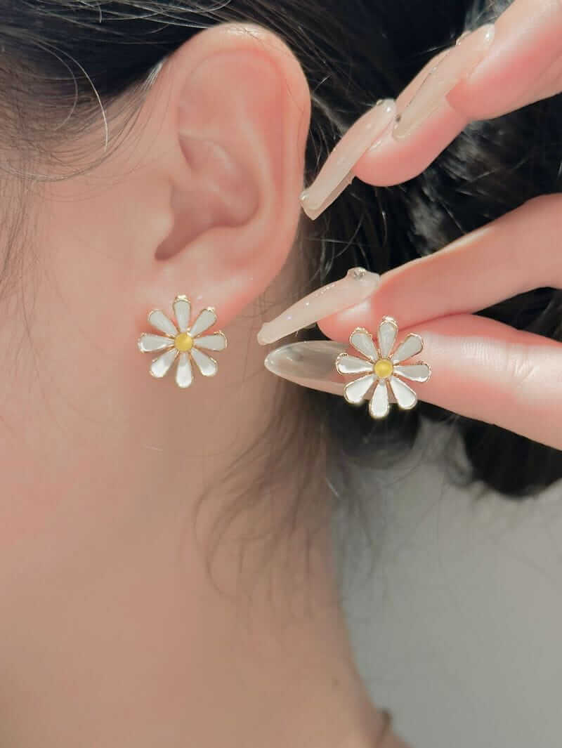 Earrings with white flowers and daisies in gold