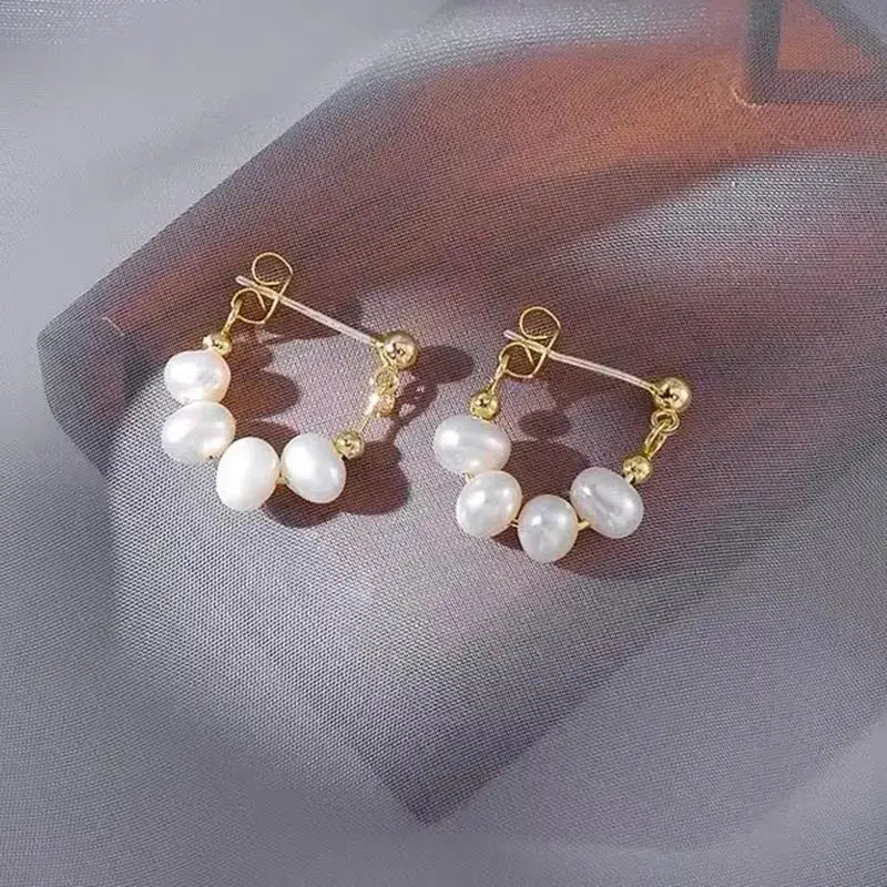 Gold earrings with natural pearls in an elegant design