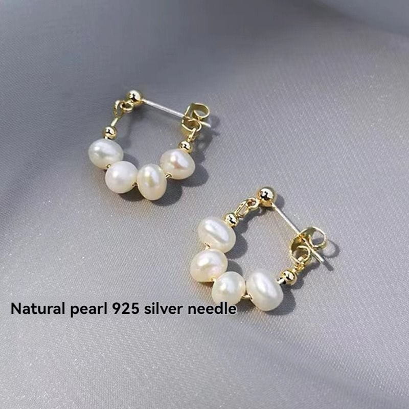 Gold earrings with natural pearls in an elegant design