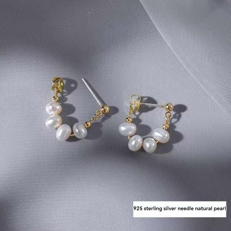 Gold earrings with natural pearls in an elegant design