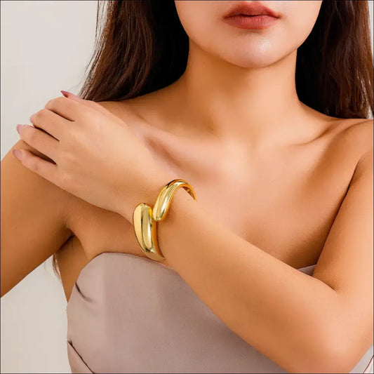 Guldmetallic Armband med Modern Design - Gold 2J357 / 90 gr - mutual