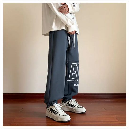 Trendiga fleece sweatpants med stiliserade bokstäver till tonårinar - Premium mutual from mutualdropshopping - Just 380 kr! Shop now at Picatshirt