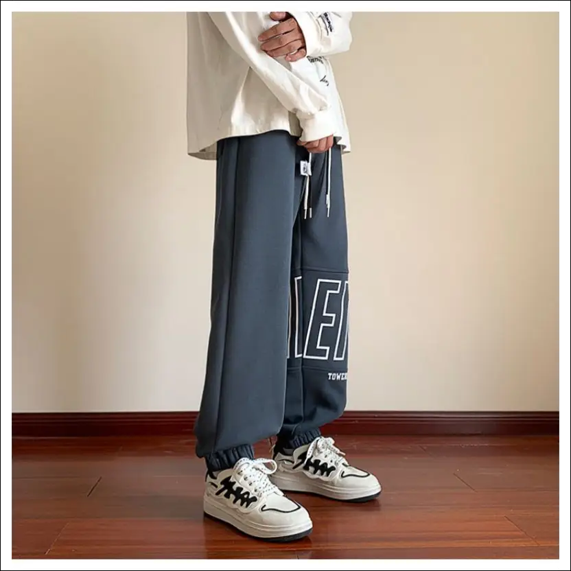 Trendiga fleece sweatpants med stiliserade bokstäver till tonårinar - Premium mutual from mutualdropshopping - Just 380 kr! Shop now at Picatshirt