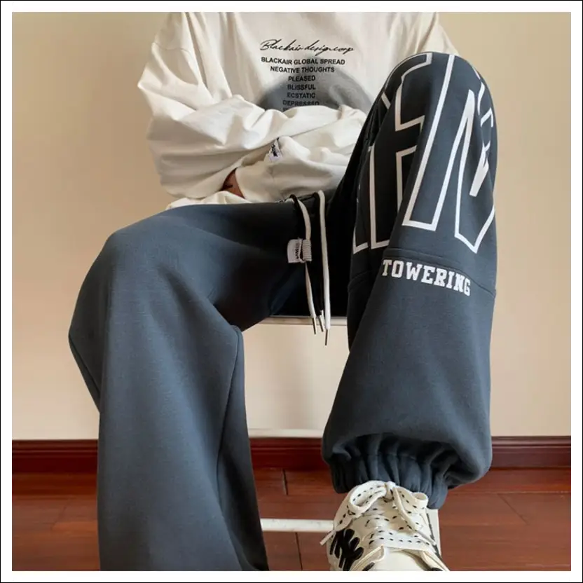 Trendiga fleece sweatpants med stiliserade bokstäver till tonårinar - Premium mutual from mutualdropshopping - Just 380 kr! Shop now at Picatshirt