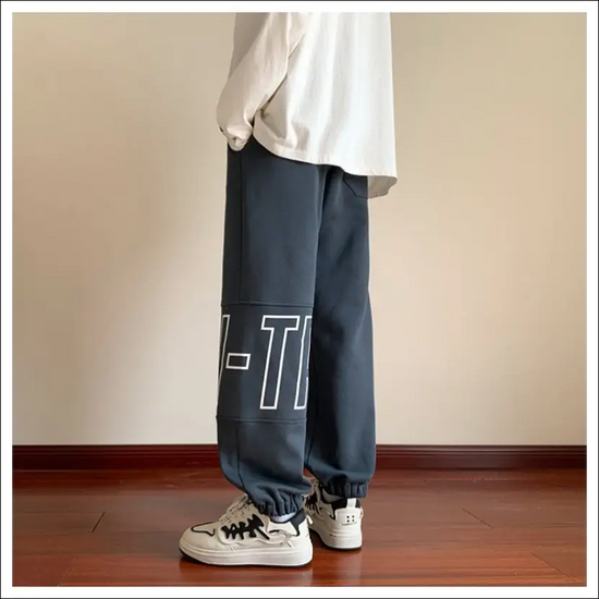 Trendiga fleece sweatpants med stiliserade bokstäver till tonårinar - Premium mutual from mutualdropshopping - Just 380 kr! Shop now at Picatshirt