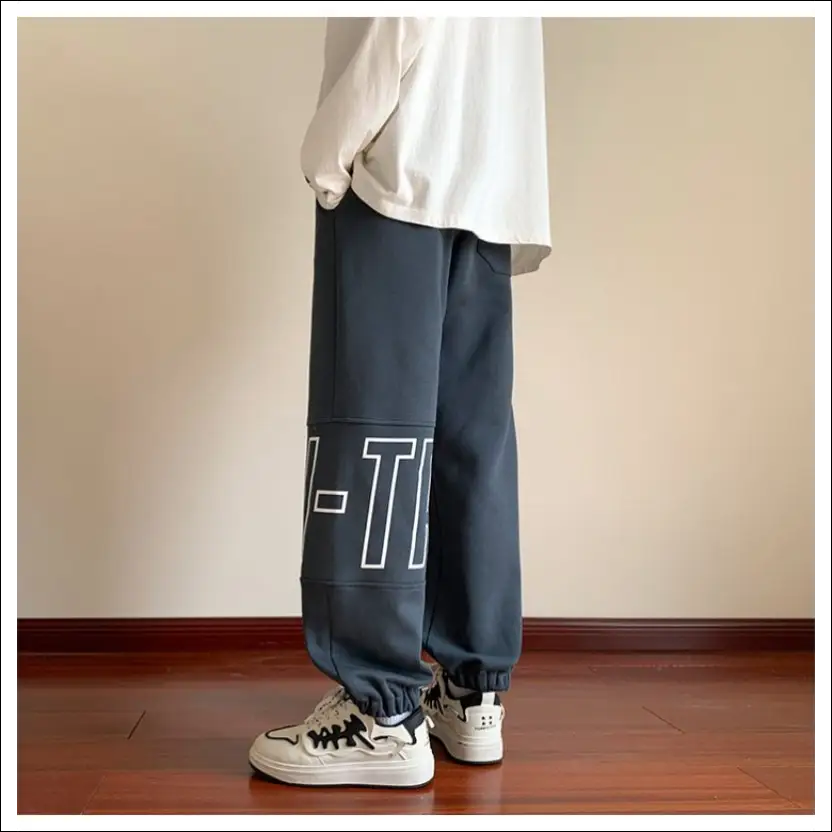 Trendiga fleece sweatpants med stiliserade bokstäver till tonårinar - Premium mutual from mutualdropshopping - Just 380 kr! Shop now at Picatshirt