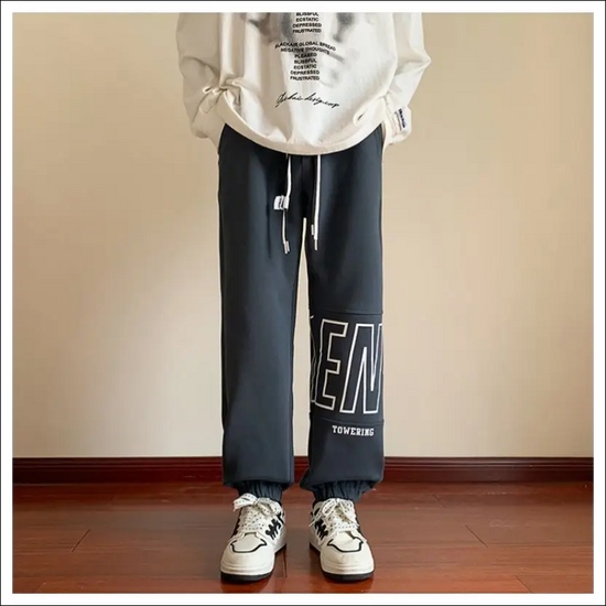 Trendiga fleece sweatpants med stiliserade bokstäver till tonårinar - Premium mutual from mutualdropshopping - Just 380 kr! Shop now at Picatshirt