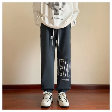 Trendiga fleece sweatpants med stiliserade bokstäver till tonårinar - Premium mutual from mutualdropshopping - Just 380 kr! Shop now at Picatshirt