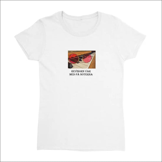 Vit T-shirt med Musik Humor och Pianotangenter - Premium Print Material from Picatshirt - Just 288 kr! Shop now at Picatshirt