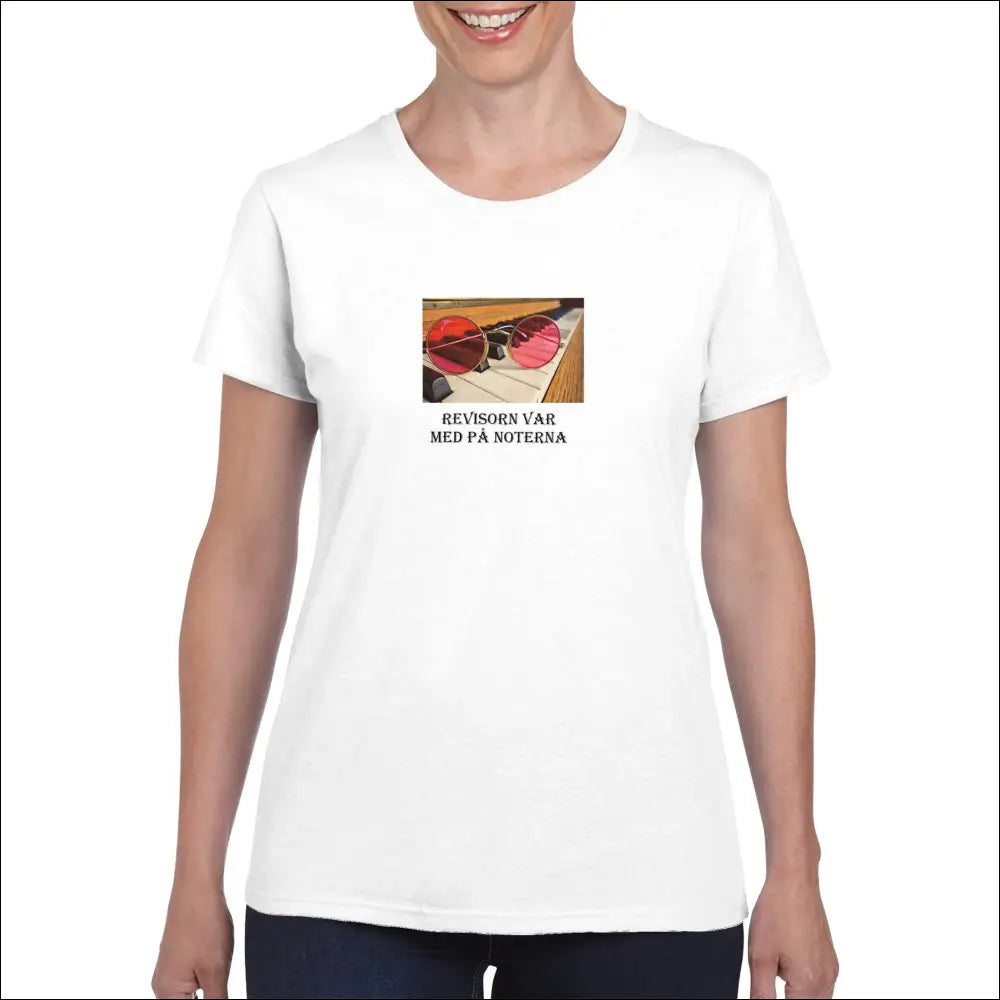 Vit T-shirt med Musik Humor och Pianotangenter - Premium Print Material from Picatshirt - Just 288 kr! Shop now at Picatshirt